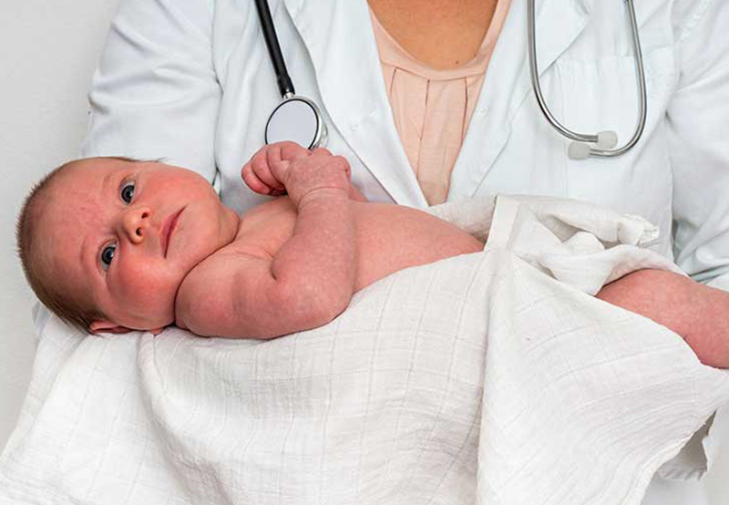 comforting-after-newborn-circumcision-Dr.-Kai-Wen-Chuang